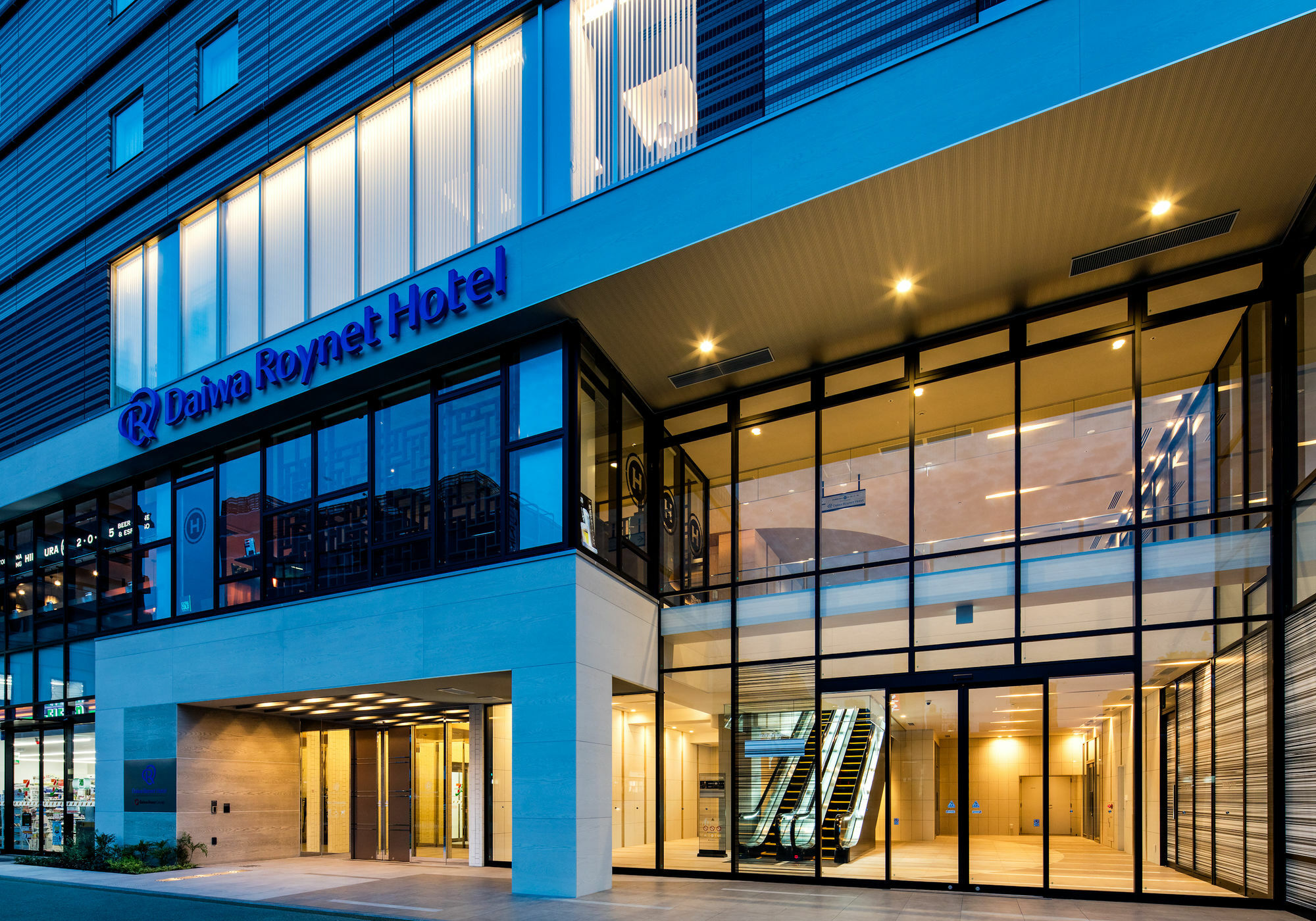 Daiwa Roynet Hotel Tokushima Ekimae Экстерьер фото
